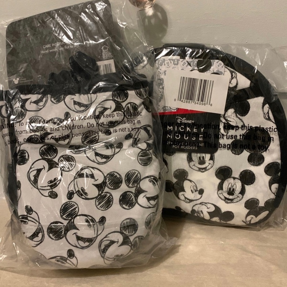 Mickey Mouse mini mitts and heat resistant pot holders